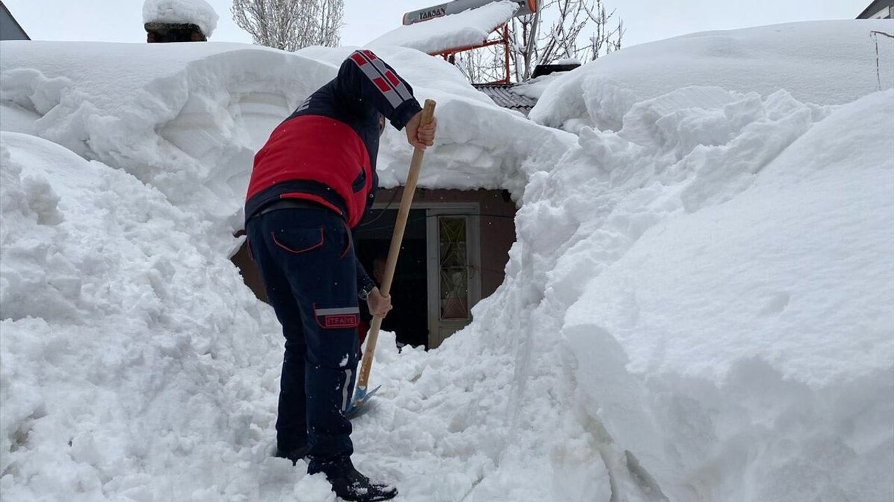 Bitlis'te kar nedeniyle girişi kapanan evlerinde mahsur kalan aileyi itfaiye ekibi kurtardı