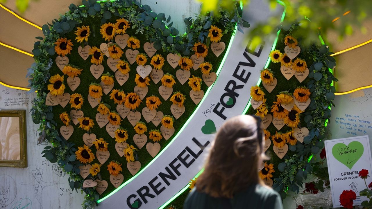İngiltere'de 2017'deki Grenfell Tower yangınında hayatını kaybeden 72 kişi anıldı
