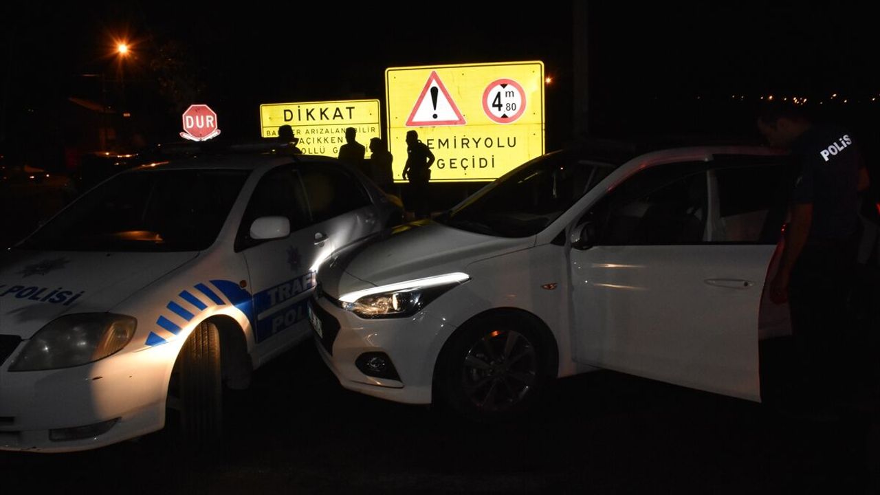 Aydın'da polisten kaçmaya çalışan alkollü sürücü, otomobili ekip araçlarına çarpınca yakalandı