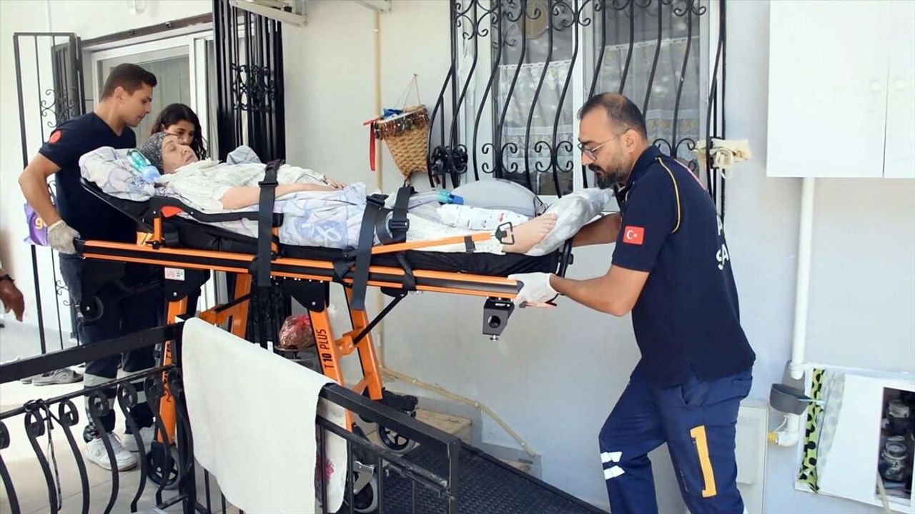 Denizi görmek isteyen yatağa bağımlı hastanın talebini sağlık ekipleri yerine getirdi