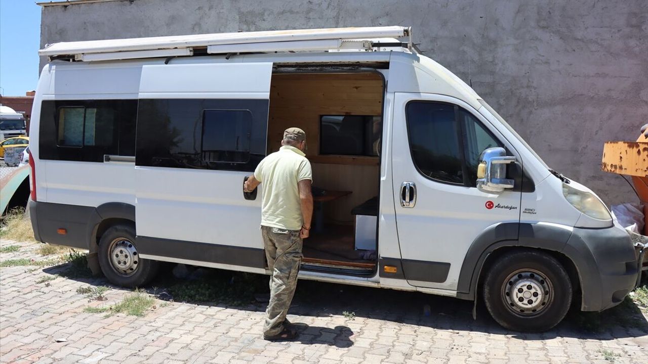 Kilis'te karavandan buzdolabının çalınması güvenlik kamerasında