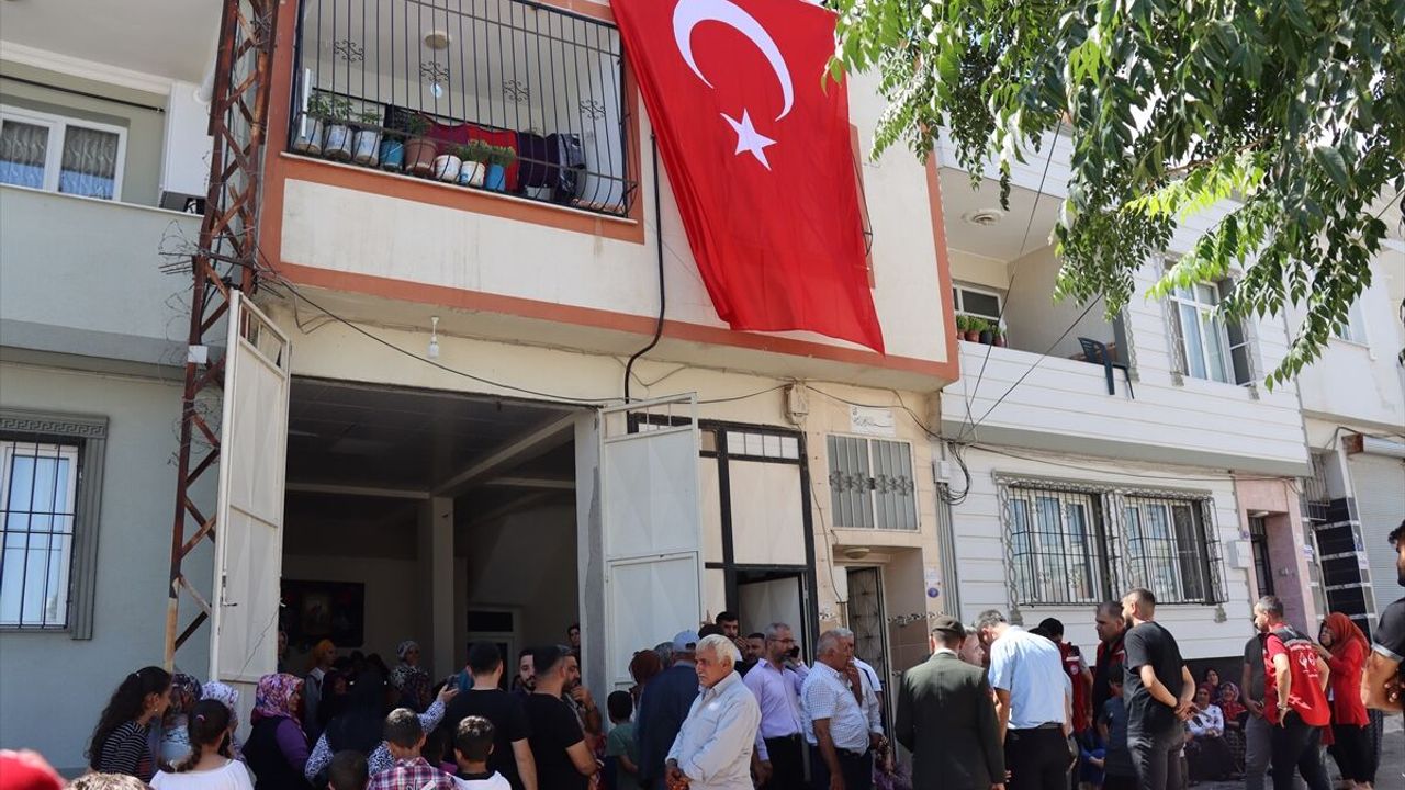 Şehit Topçu Uzman Çavuş Cirnooğlu'nun Kilis'teki ailesine şehadet haberi verildi