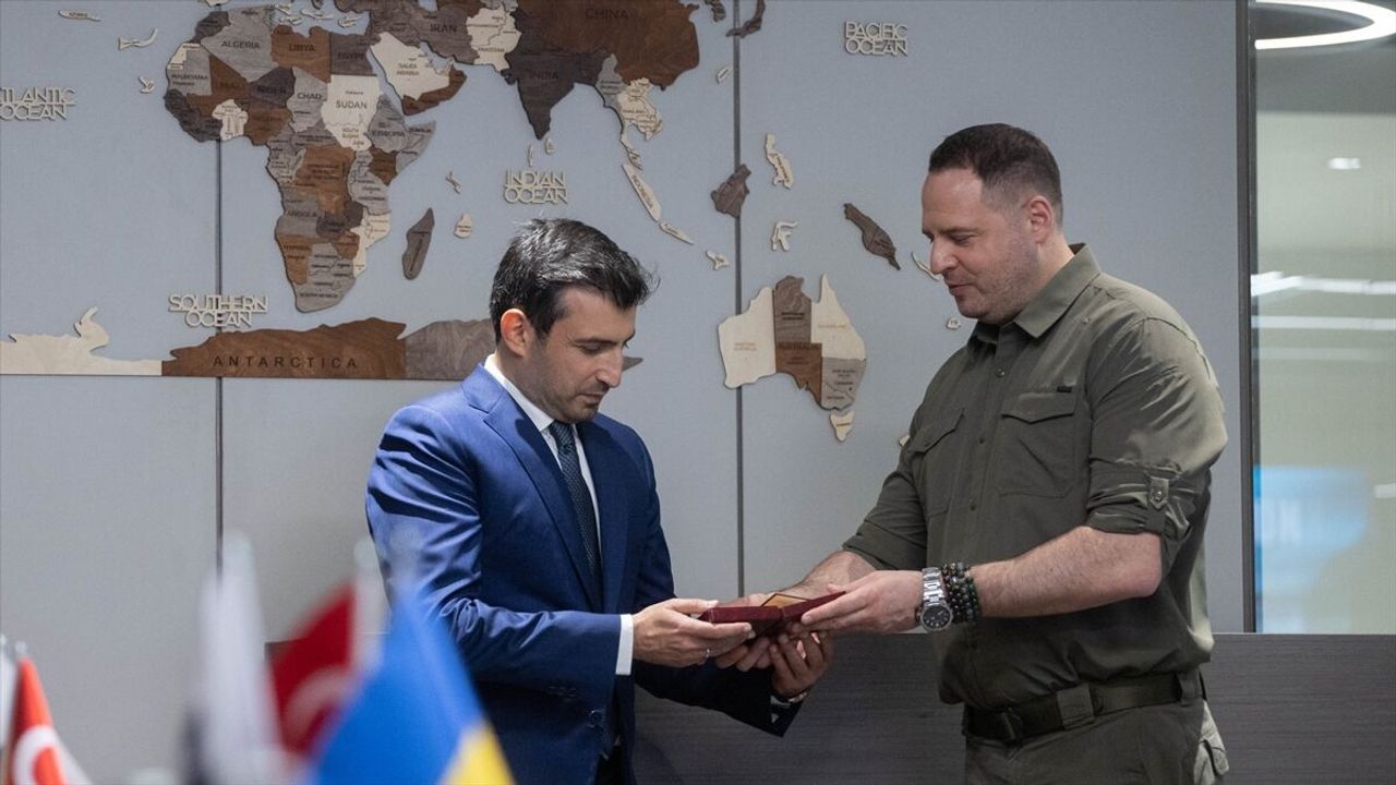 Zelenskiy'den Selçuk Bayraktar'a 'Devlet Liyakat Nişanı'