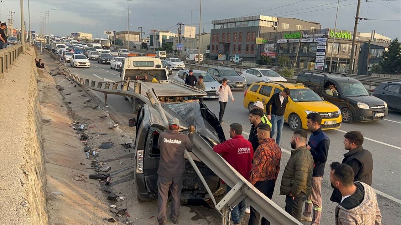 Kocaeli'de bariyerlere sıkışan ticari aracın sürücüsü yaralandı