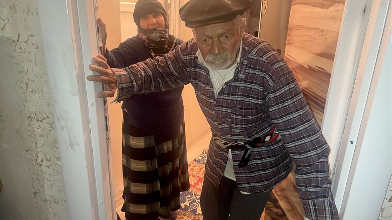 Kapı kilidi değiştirilince dışarıda kalan yaşlı çift sonunda evlerine kavuştu