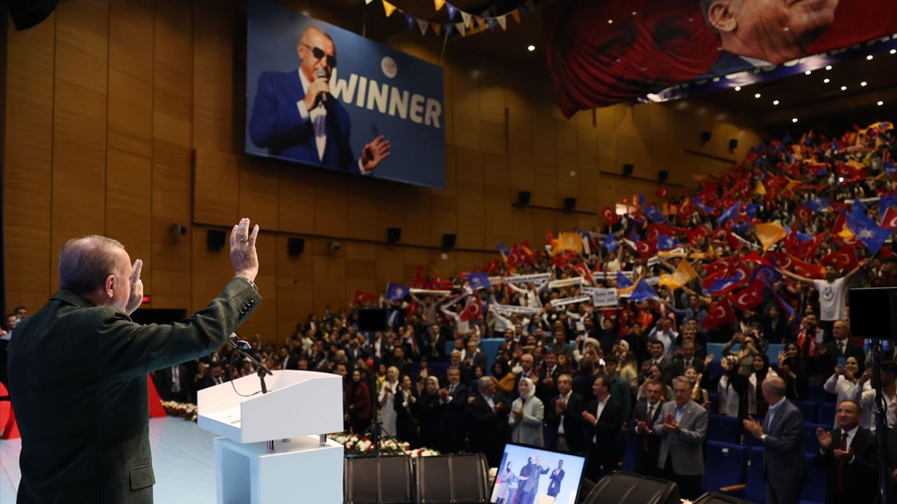 Cumhurbaşkanı Erdoğan Diyarbakır'da konuştu: Birileri gibi FETÖ'cülerle hamburger yemenin derdinde değiliz
