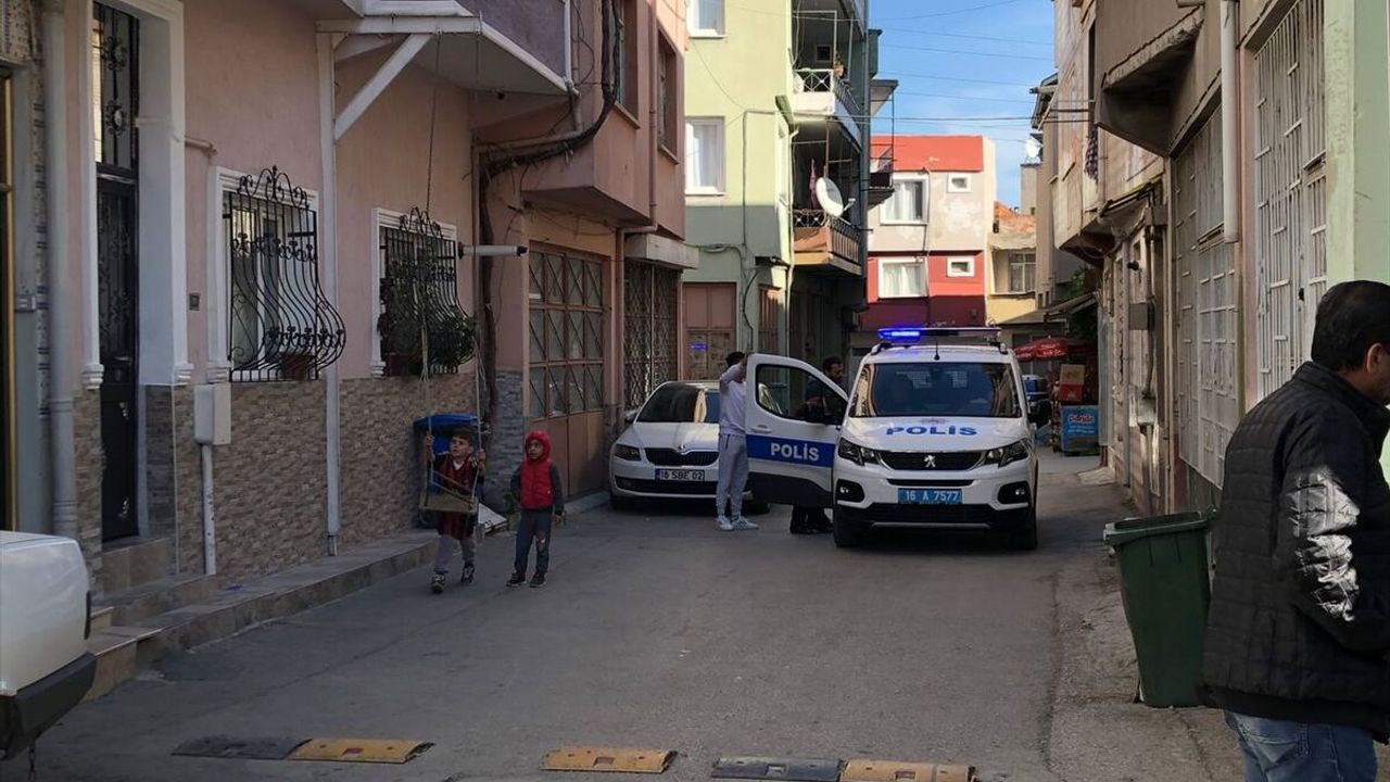 Bursa'da polisten kaçarken balkondan aracın üzerine atlayan şüpheli yaralandı