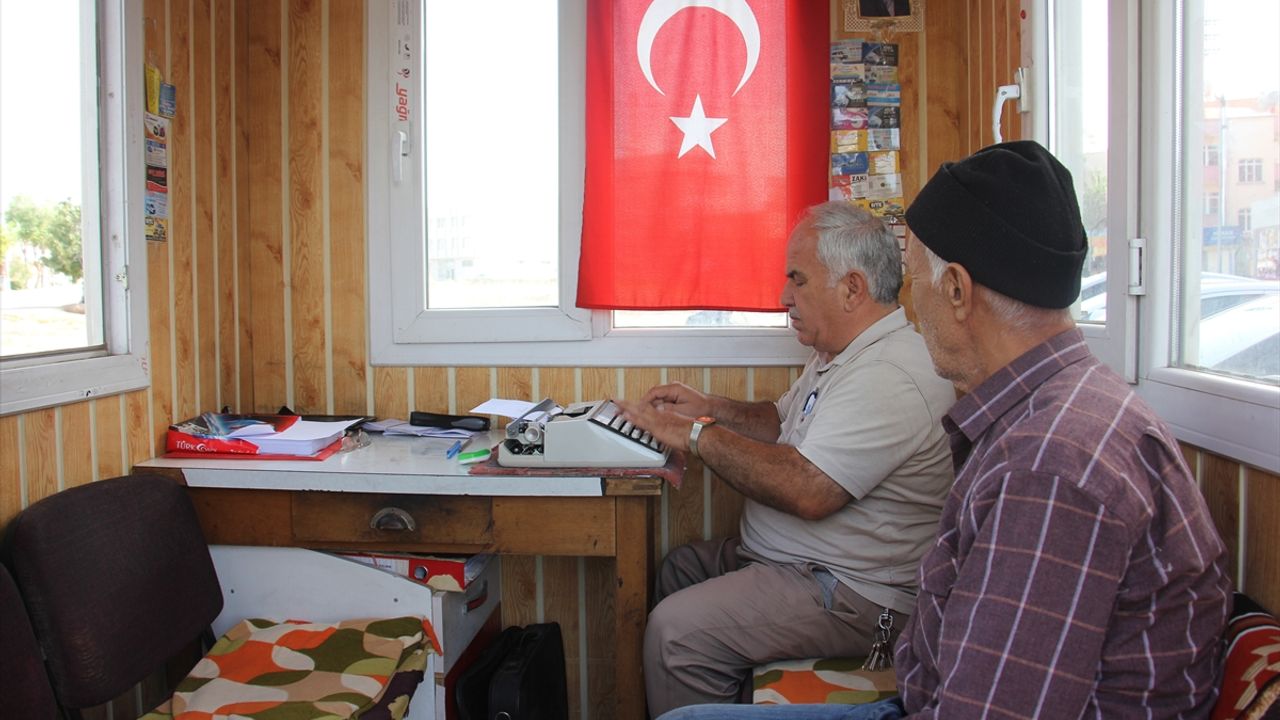 Kilis'te engelli muhtarın 5 metrekarelik bürosunda daktilo sesi yankılanıyor