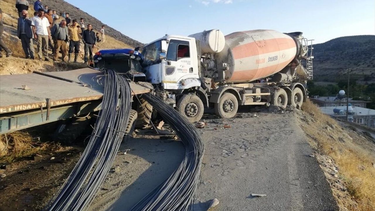Mardin'de beton mikseriyle traktör çarpıştı: 2'si ağır 3 kişi yaralandı