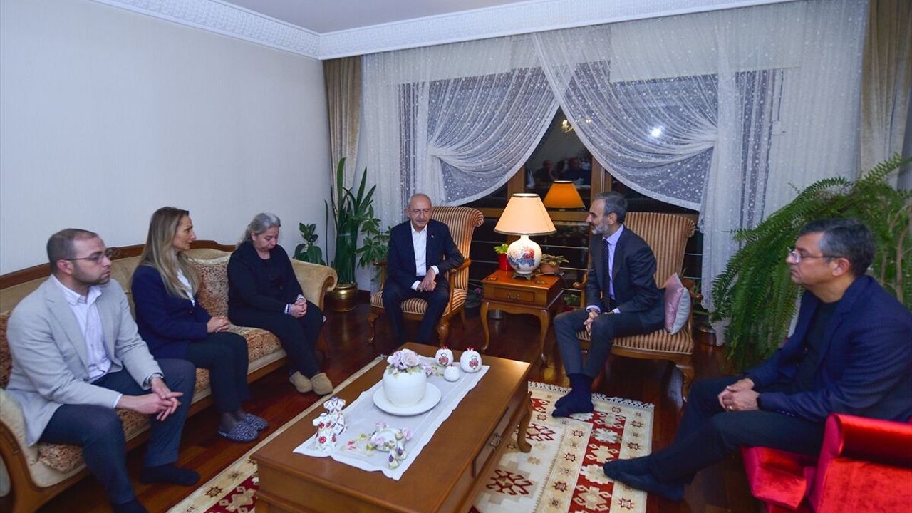 Kılıçdaroğlu, gazeteci Tülay Ünal Öçten'e taziye ziyareti gerçekleştirdi