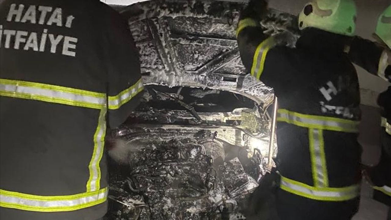 Hatay'da binanın otoparkında çıkan yangın ekiplerce söndürüldü