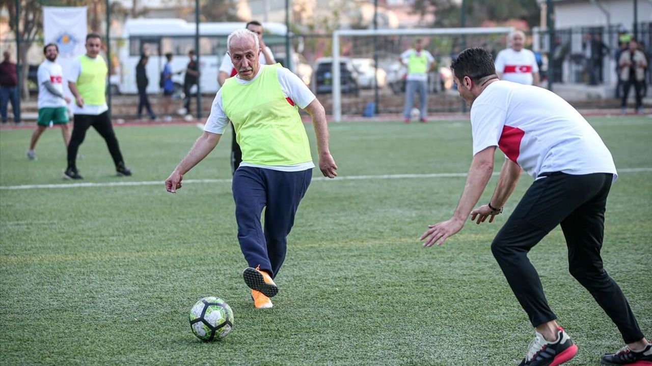 Mersin'de protokol üyeleri ile gençler halı saha maçında buluştu