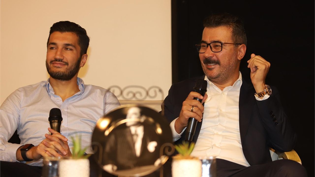 Antalyaspor Başkanı Çetin ile Teknik sorumlu Nuri Şahin öğrencilerle söyleşi gerçekleştirdi