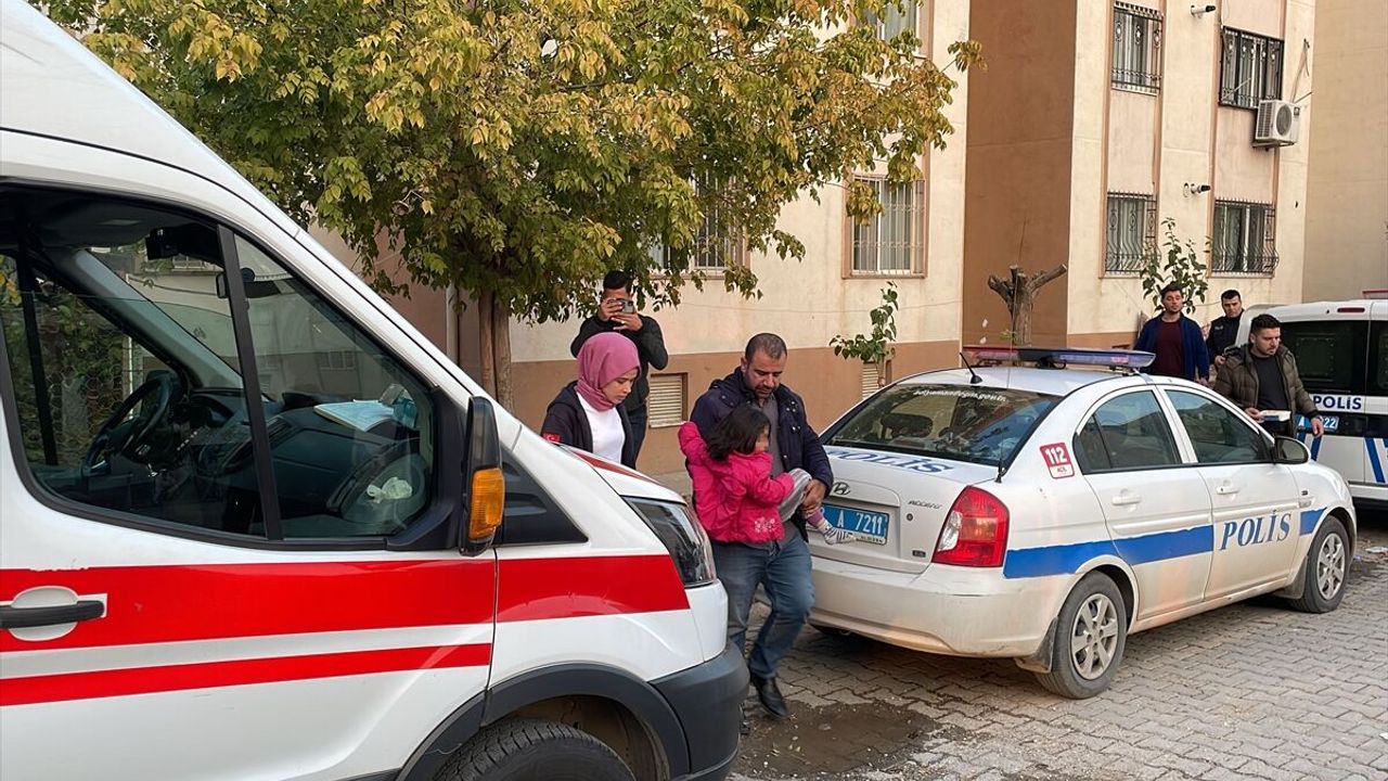 Adıyaman'da annelerinin evde yalnız bırakıp gittiği iki küçük kardeşi komşular çıkardı
