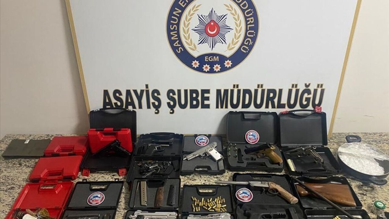Samsun'da bir araçta 10 silah ekipler tarafından bulundu: 4 zanlı yakalandı