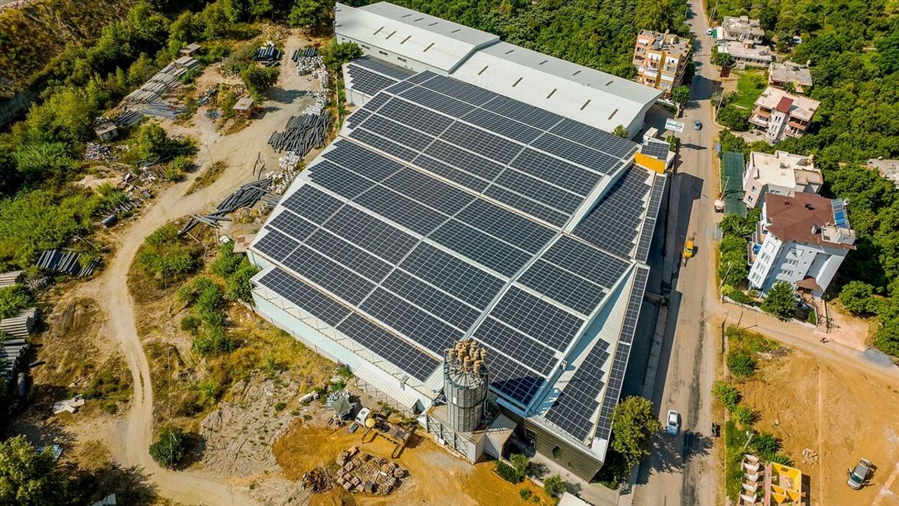 CW Enerji Antalya'da bir fabrikanın çatısına güneş enerjisi santrali kurduğunu duyurdu
