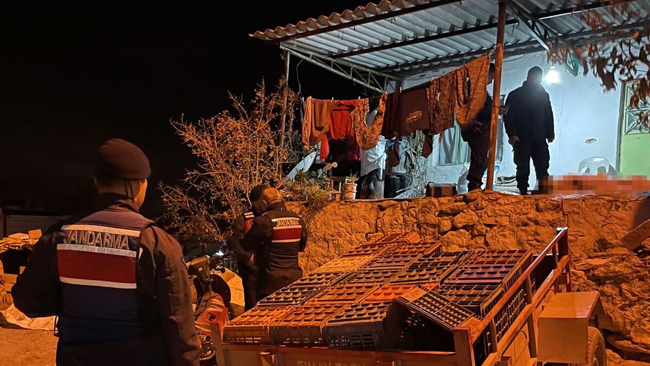 Manisa'da bir kişi, kayınvalidesi ve kayınbiraderini tüfekle öldürdü