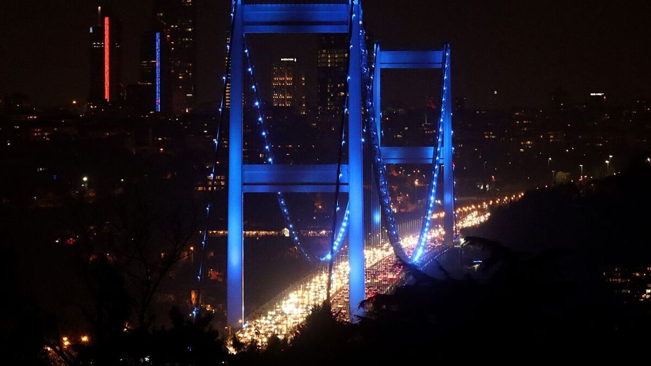 İstanbul'da iki köprü, Dünya Çocuk Hakları Günü için ışıklandırıldı