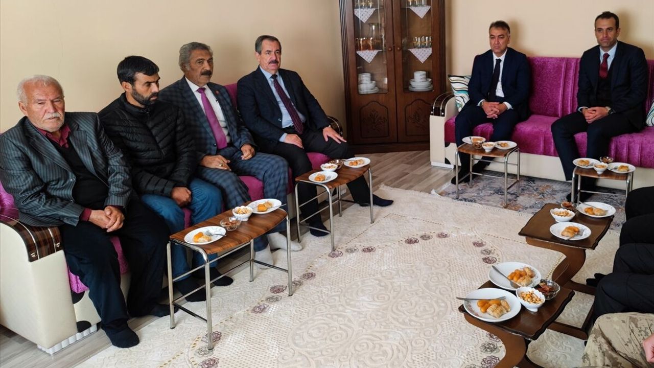 Bitlis Valisi Çağatay kuduz nedeniyle ölen çocuğun ailesine taziye ziyaretinde bulundu