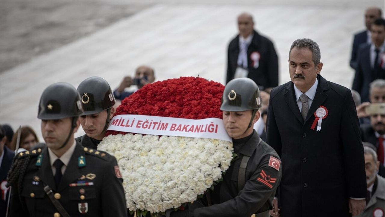 Ata'yı ziyaret: Milli Eğitim Bakanı Özer ve 81 ilden gelen öğretmenler Anıtkabir'de