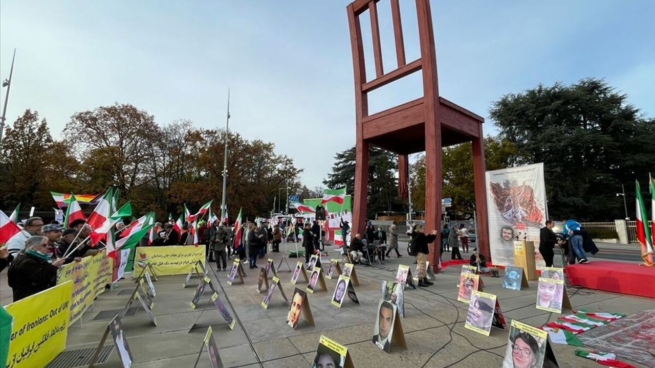 İranlılar BM Cenevre Ofisinin önünde hükümet karşıtı protesto gerçekleştirdi