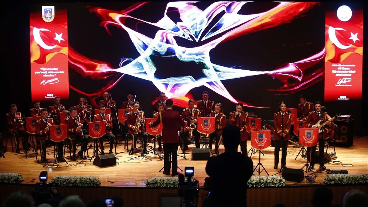Jandarma Genel Komutanlığı Bandosu Kayseri'de öğretmenler için sahneye çıktı