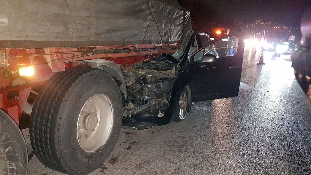 Anadolu Otoyolu'nda kaza: 2 kişi yaralandı