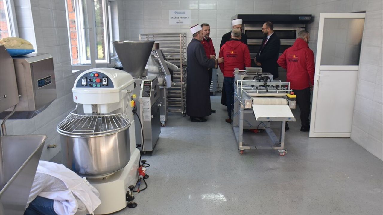 Merhamet Derneği ihtiyaç sahipleri için Bosna Hersek'te ekmek fırını açtı