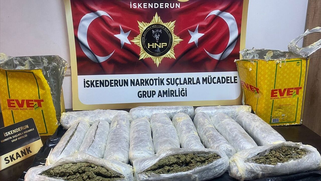 Hatay'da ekipler tarafından yağ bidonlarına gizlenmiş 6 kilo 850 gram skunk ele geçirildi