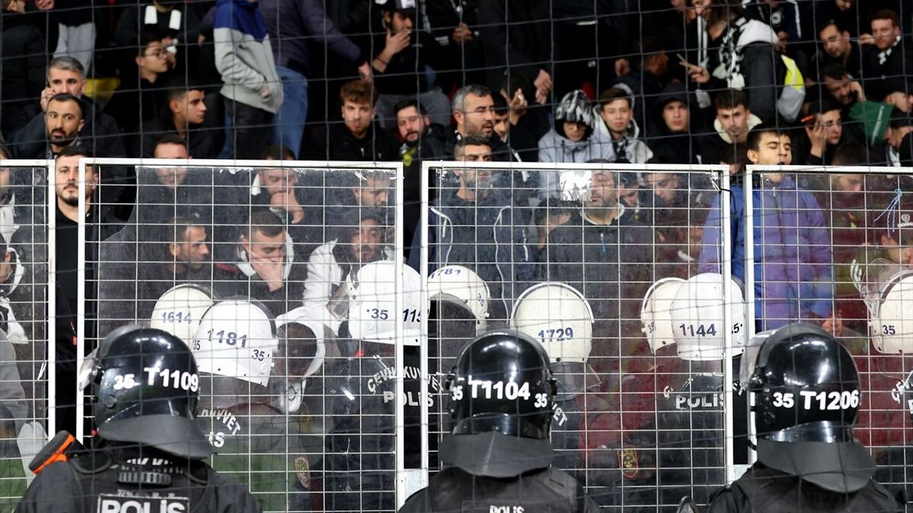 Altaylı futbolcular 4.5 saatin ardından Gürsel Aksel Stadı'ndan ayrıldı