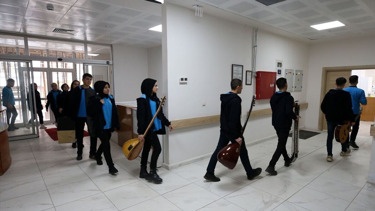 Bitlis'te öğrenciler söyledikleri şarkılarla diyaliz hastalarına moral verdi