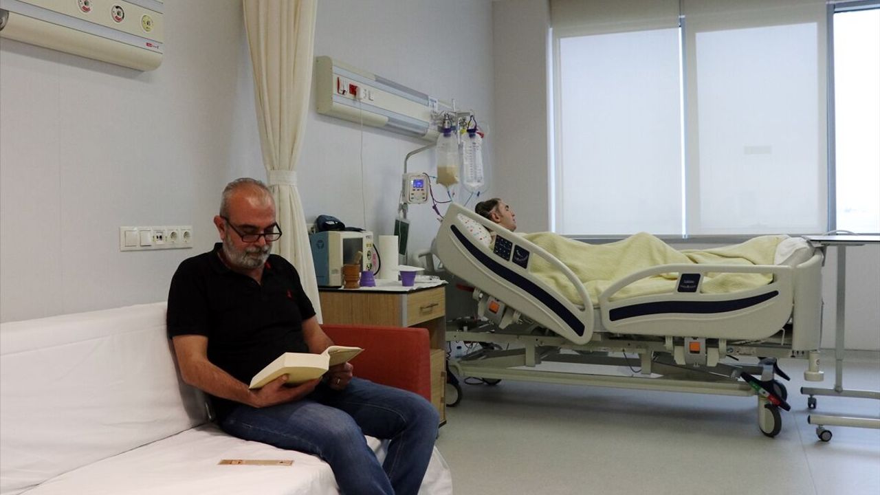 Trafik kazası nedeniyle yatağa bağımlı kalan oğlunun başından 9 yıldır ayrılmıyor