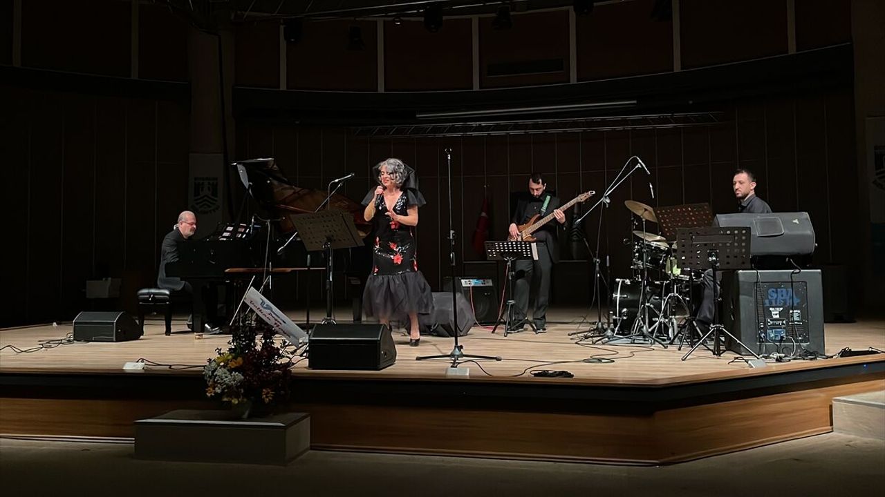 Sanatçı Zeki Müren 91. doğum gününde düzenlenen konserle anıldı