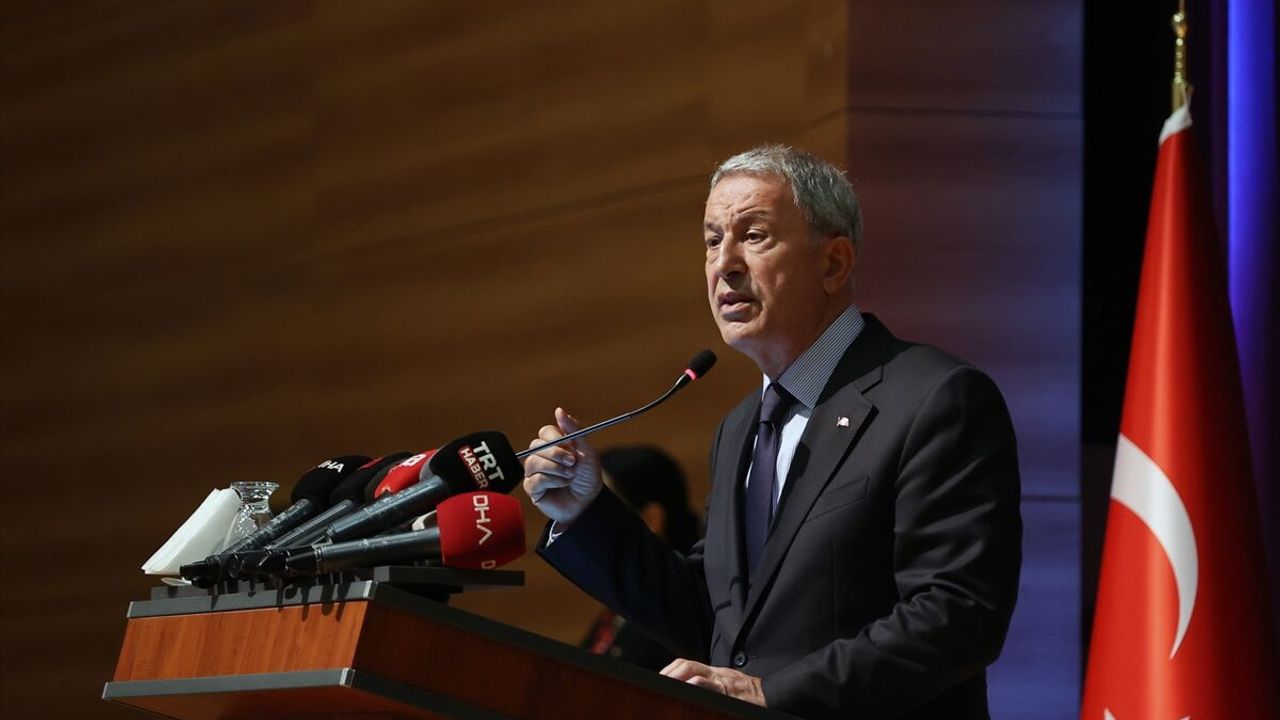 Hulusi Akar: Suriyeliler can havliyle sınırlarımıza gelmişler, nasıl almayalım?