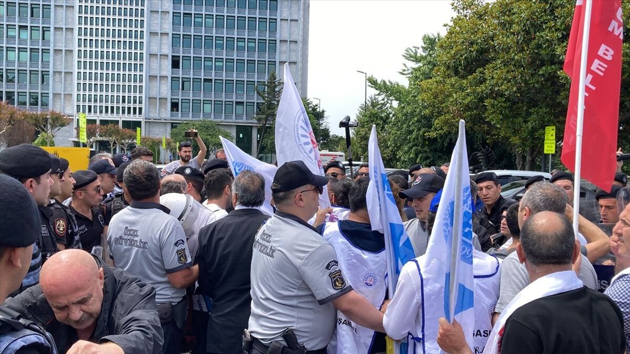 İBB önünde arbede