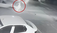 Otomobilin çarptığı adam metrelerce yükseğe fırladı!