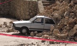 Adıyaman'da otomobil istinat duvarının altında kaldı