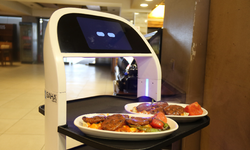 Robot garson "Şef" müşterilerin ilgi odağı!