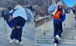 Yorgun kadınları sırtında taşıyarak binlerce dolar kazanıyor