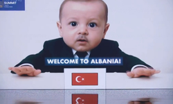 Tiran’da liderlere bebek sürprizi! Siyasiler yapay zekâyla gülümsedi