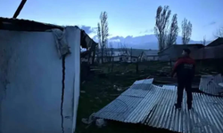 Kars’ta fırtına ve hortum köyü vurdu, çatılar uçtu