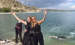 Wilma Elles ve Tuğba Özay, Van Gölü’ne girdi