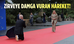 Rama’dan Meloni’ye jest: Kırmızı halıda diz çöküp serenat yaptı