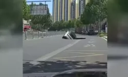 Çin’de Şok Görüntü: Otomobil Yol Ortasındaki Çukura Gömüldü!