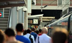 8. Dönem Toplu Sözleşme Görüşmeleri Krize Dönüştü: Memurlar İş Bıraktı, İZBAN Seferleri İptal Edildi!