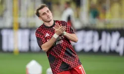 Kadıköy'de Alkışlı Karşılama! Kerem Aktürkoğlu Tribünleri Selamladı