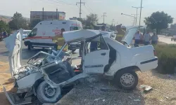 Yolcu Otobüsü ile Otomobil Çarpıştı: Otomobil Hurdaya Döndü