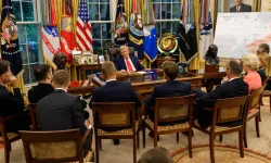 Trump’tan Oval Ofis’te Güç Gösterisi! Avrupa Liderlerini Yan Yana Dizdi, Fotoğraf Zirvenin Önüne Geçti