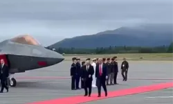 Trump ve Putin Yürürken Gökyüzünde Savaş Uçakları! Bu Görüntüler Çok Konuşulacak