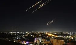 Husilerden İsrail’e Füze Yağmuru! Tel Aviv’de Hava Sahası Kapatıldı